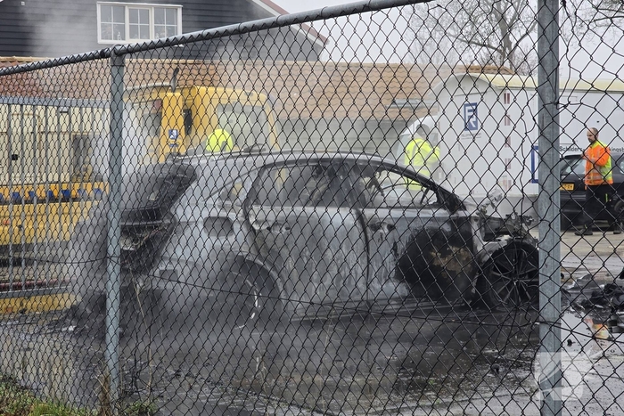 Dure stationwagen verwoest door brand