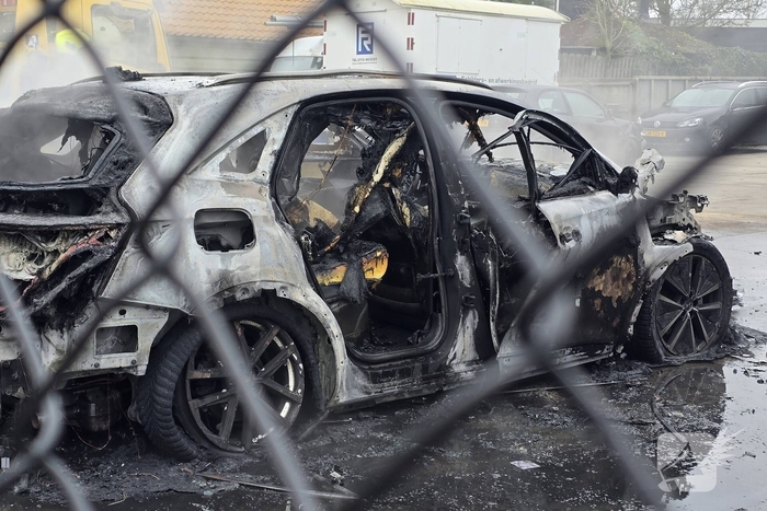 Dure stationwagen verwoest door brand