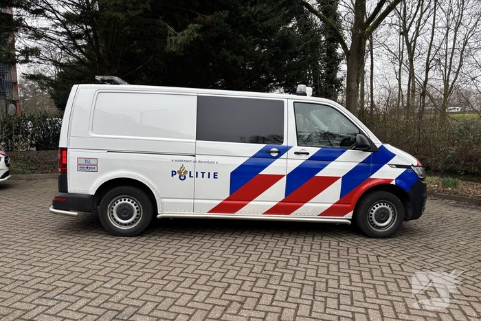 Auto belandt in water tijdens parkeren