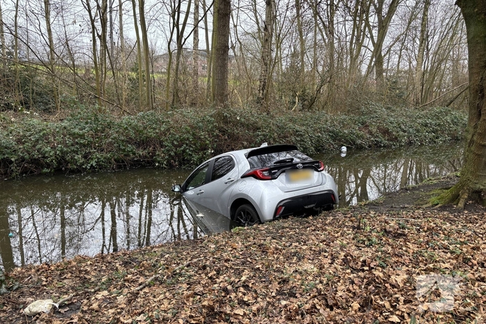 Auto belandt in water tijdens parkeren