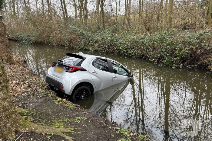 Auto belandt in water tijdens parkeren