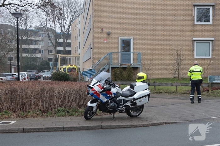 Steekincident in flatwoning leidt tot gewonde