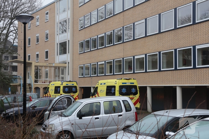 Steekincident in flatwoning leidt tot gewonde