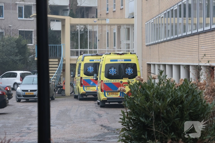 Steekincident in flatwoning leidt tot gewonde