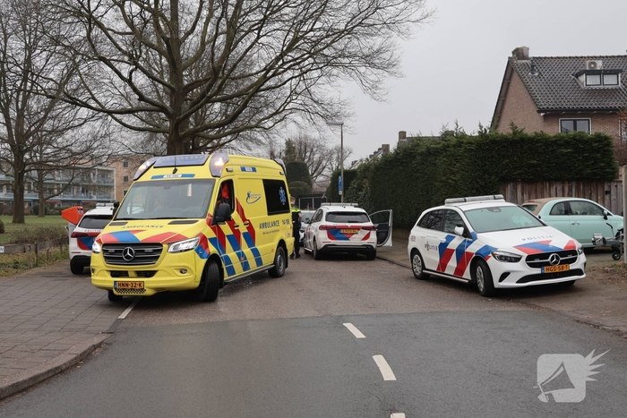 Steekincident in flatwoning leidt tot gewonde