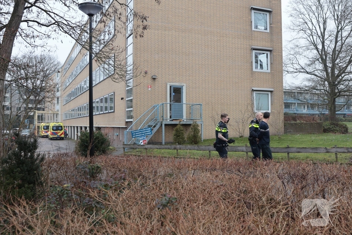 Steekincident in flatwoning leidt tot gewonde