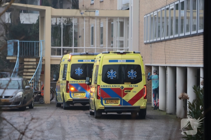 Steekincident in flatwoning leidt tot gewonde