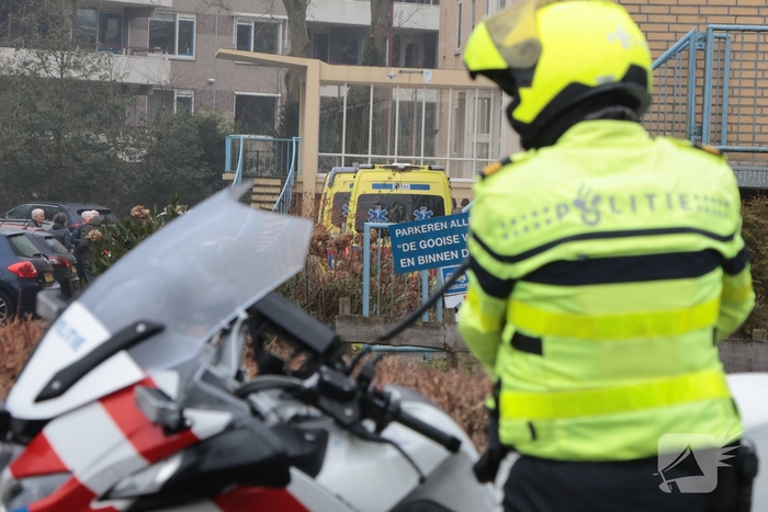 Steekincident in flatwoning leidt tot gewonde