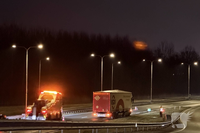 Vrachtwagen blokkeert rijstrook na ongeval