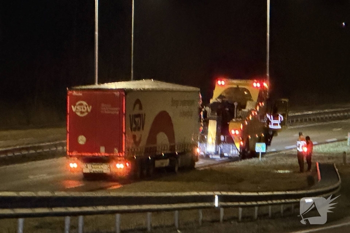 Vrachtwagen blokkeert rijstrook na ongeval