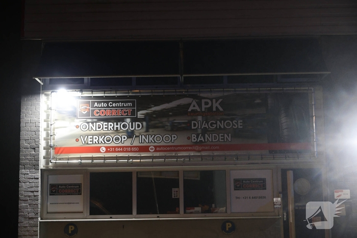 Bestelbusje in brand bij autobedrijf