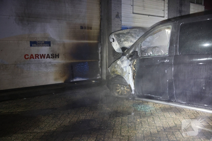Bestelbusje in brand bij autobedrijf