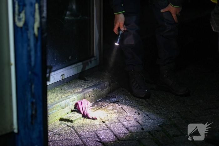 Bestelbusje in brand bij autobedrijf