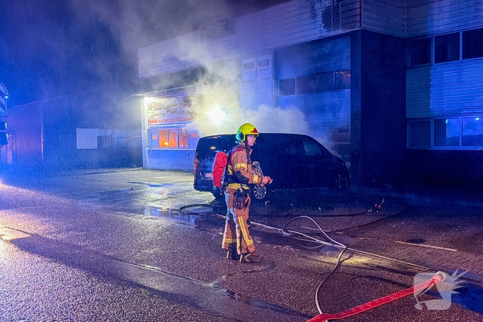 Bestelbusje in brand bij autobedrijf