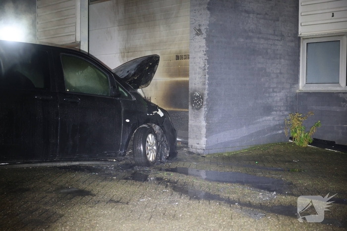 Bestelbusje in brand bij autobedrijf