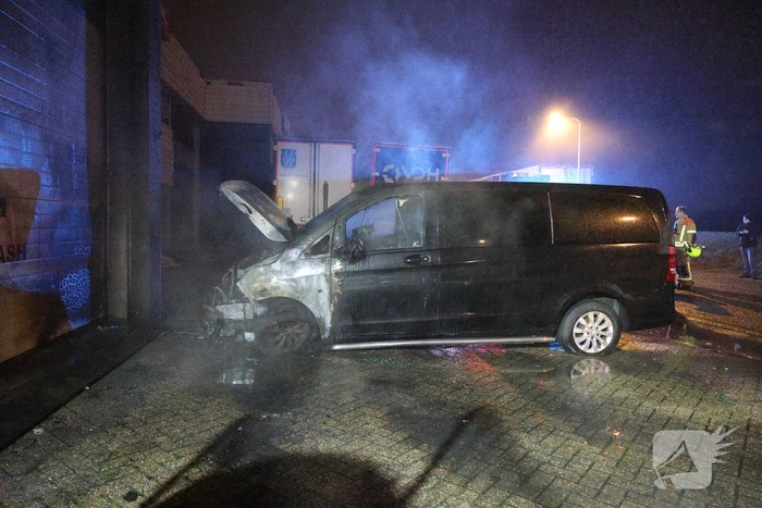 Bestelbusje in brand bij autobedrijf