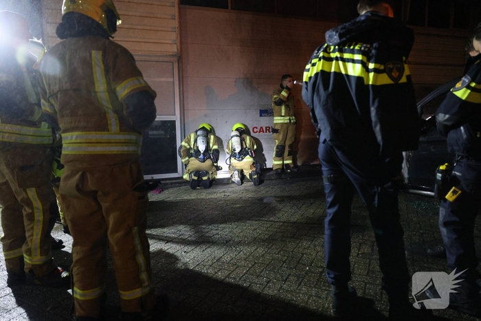 Bestelbusje in brand bij autobedrijf