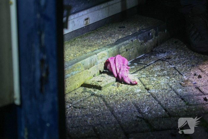 Bestelbusje in brand bij autobedrijf