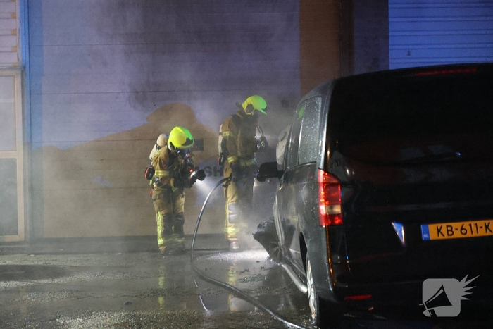 Bestelbusje in brand bij autobedrijf