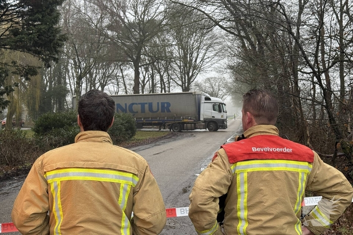 Vrachtwagen beschadigt gasstation en veroorzaakt gaslekkage