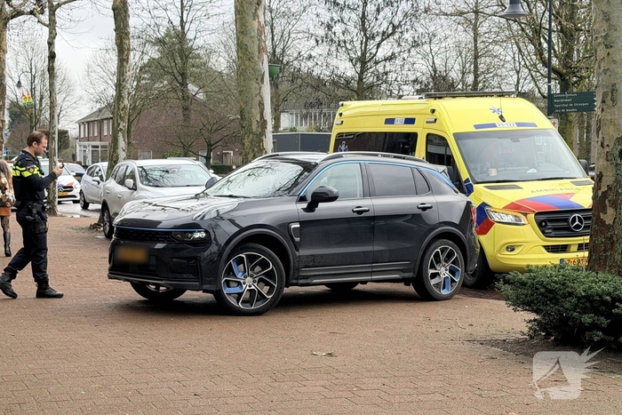 Vrouw gewond na aanrijding met auto