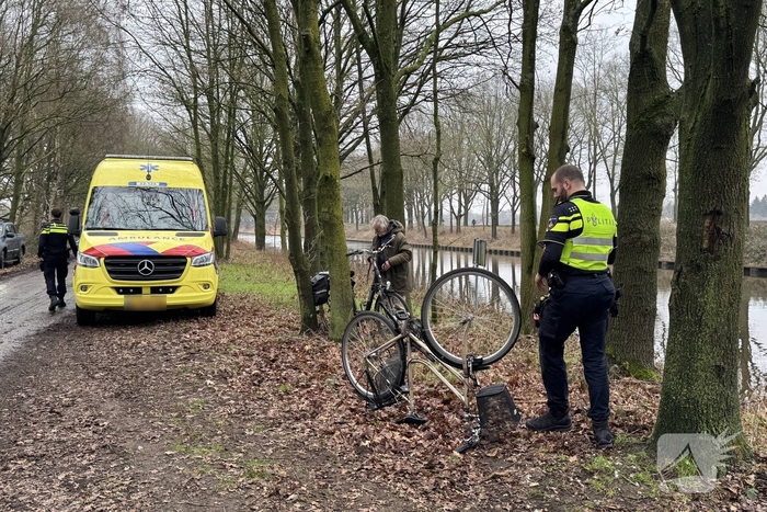 Omstanders helpen vrouw uit koud water