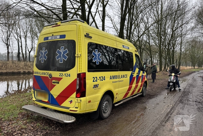 Omstanders helpen vrouw uit koud water