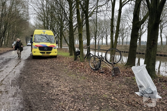 Omstanders helpen vrouw uit koud water