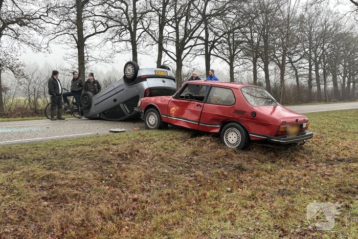 Auto eindigt op de kop na aanrijding
