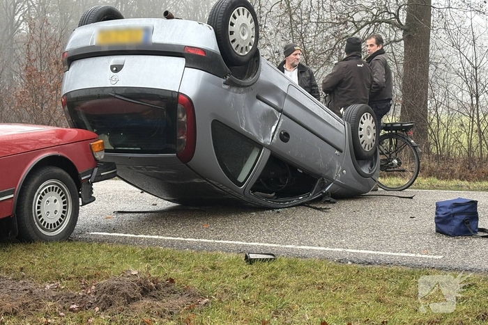 Auto eindigt op de kop na aanrijding