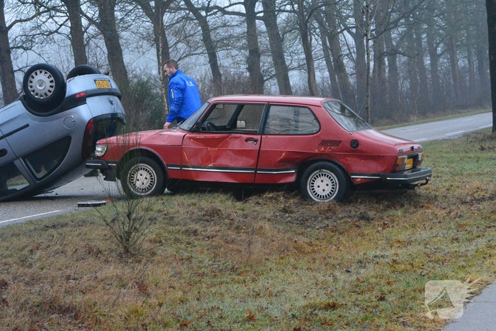 Auto eindigt op de kop na aanrijding