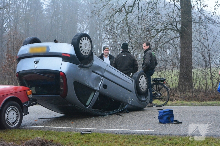 Auto eindigt op de kop na aanrijding