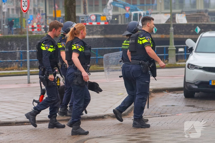 Agenten breken deur open tijdens inval