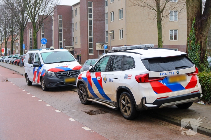 Agenten breken deur open tijdens inval
