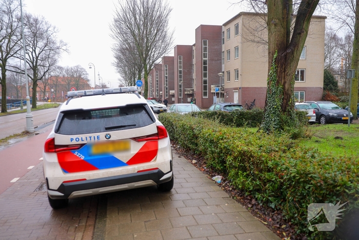 Agenten breken deur open tijdens inval