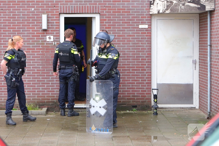 Agenten breken deur open tijdens inval