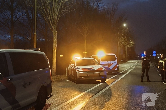 Auto belandt in sloot na botsing met andere auto