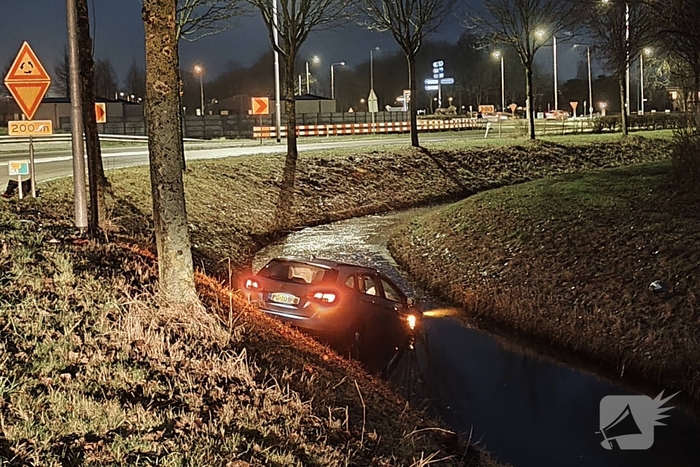 Auto belandt in sloot na botsing met andere auto