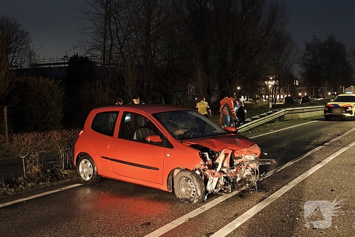 Auto belandt in sloot na botsing met andere auto