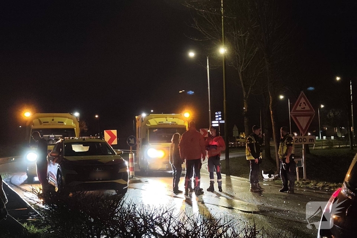 Auto belandt in sloot na botsing met andere auto