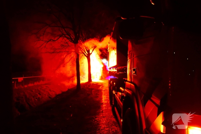 Vrachtwagen brandt volledig uit tijdens incident
