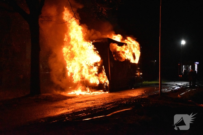 Vrachtwagen brandt volledig uit tijdens incident