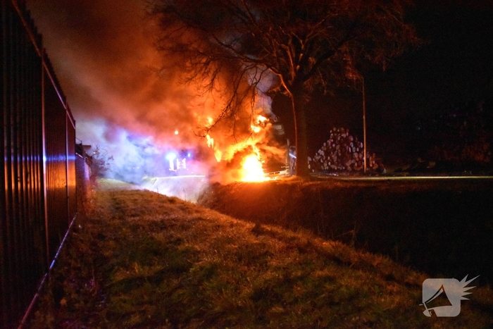 Vrachtwagen brandt volledig uit tijdens incident