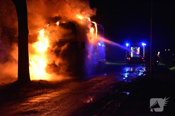 Vrachtwagen brandt volledig uit tijdens incident