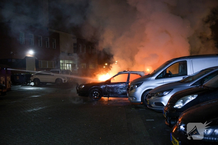 Auto in vlammen opgegaan met vermoedelijke brandstichting