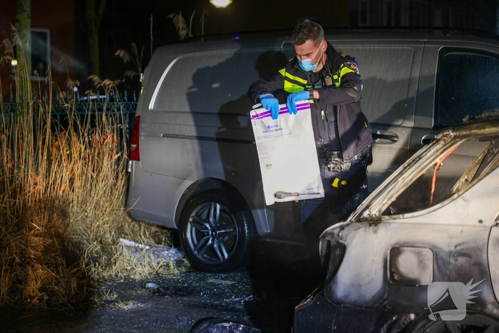Auto in vlammen opgegaan met vermoedelijke brandstichting