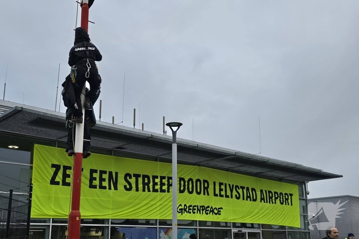 Greenpeace blokkeert hoofdgebouw van luchthaven