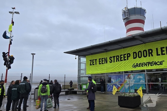 Greenpeace blokkeert hoofdgebouw van luchthaven