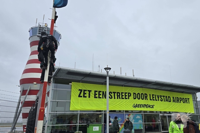 Greenpeace blokkeert hoofdgebouw van luchthaven