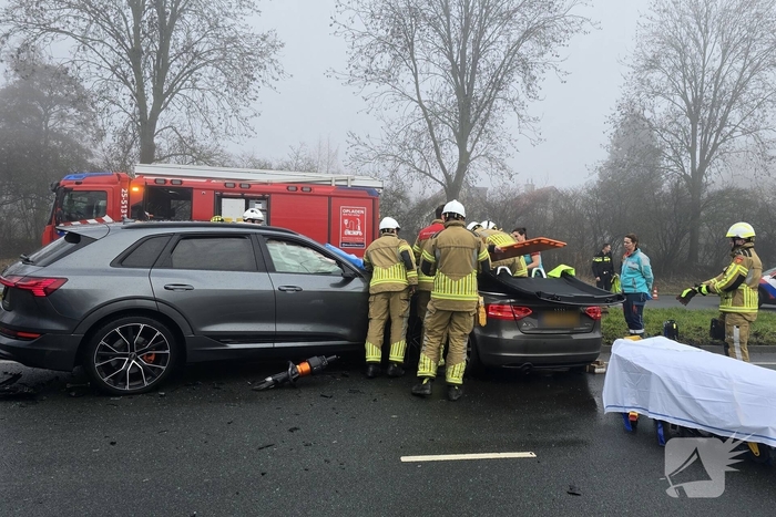 Verkeerschaos door botsing tussen twee voertuigen